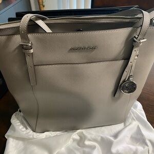 Michael Kors Voyager Large Tote in Pearl Grey